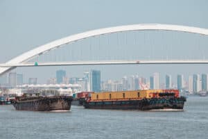 China retalia com mais 50% em taxas sobre importações dos EUA