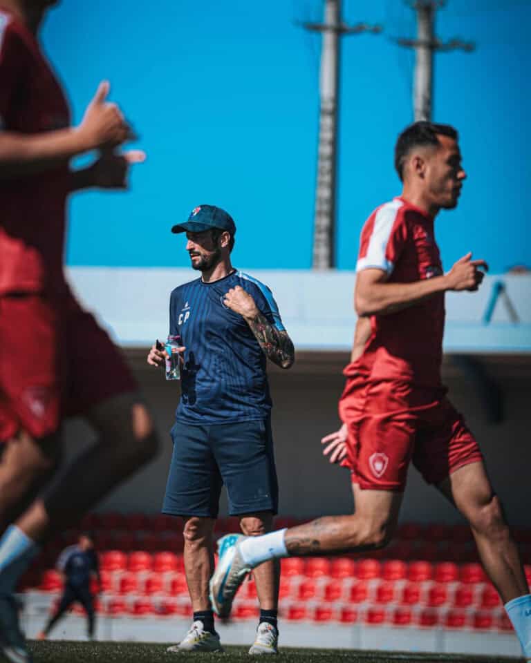César Peixoto pede que jogadores sejam "fortes e combativos" diante do Vitória SC