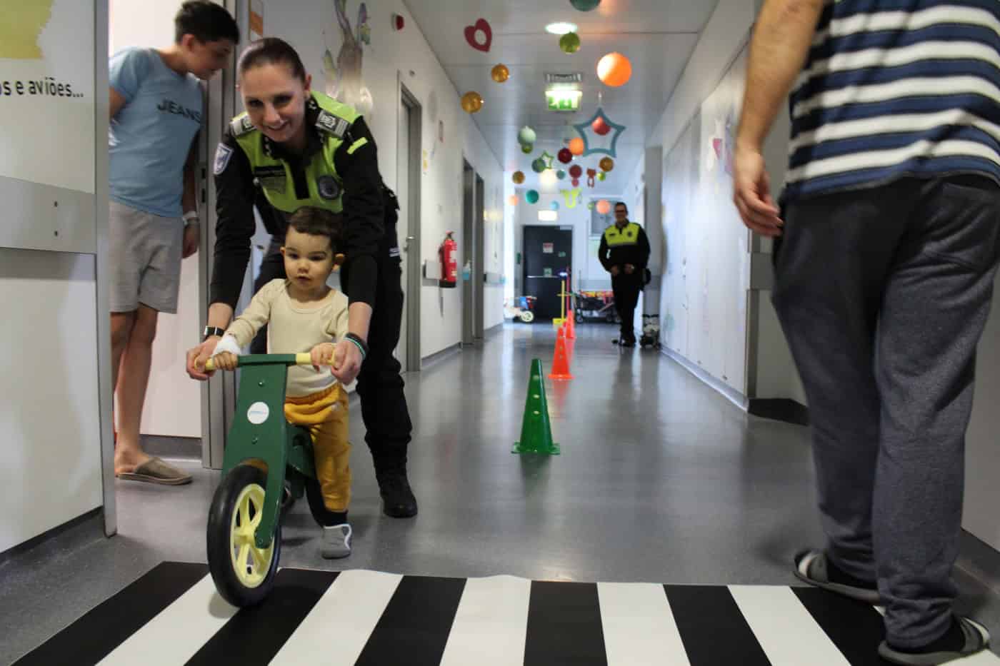 Crianças e jovens em tarde lúdica na ULS Braga para sensibilizar sobre regras de trânsito