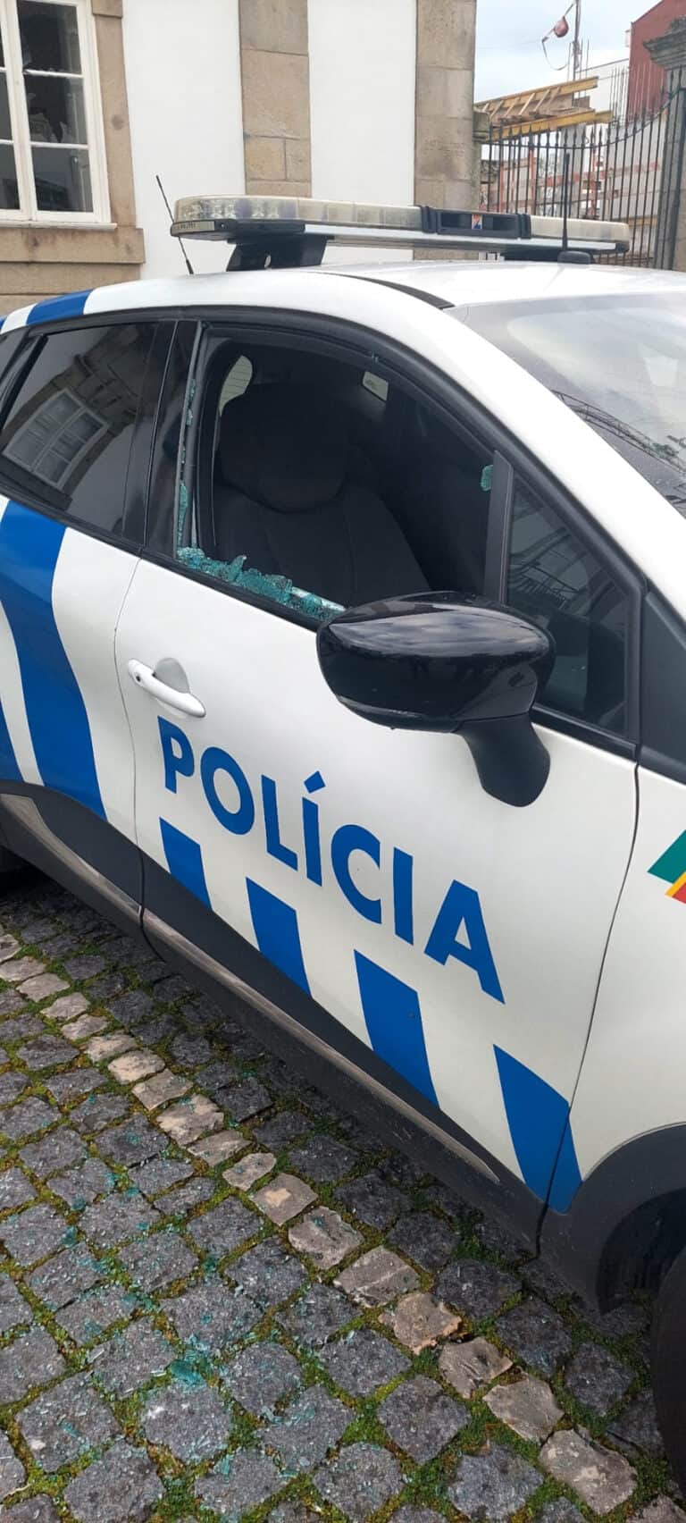 Homem apedreja instalações da PSP Braga e esfaqueia polícia