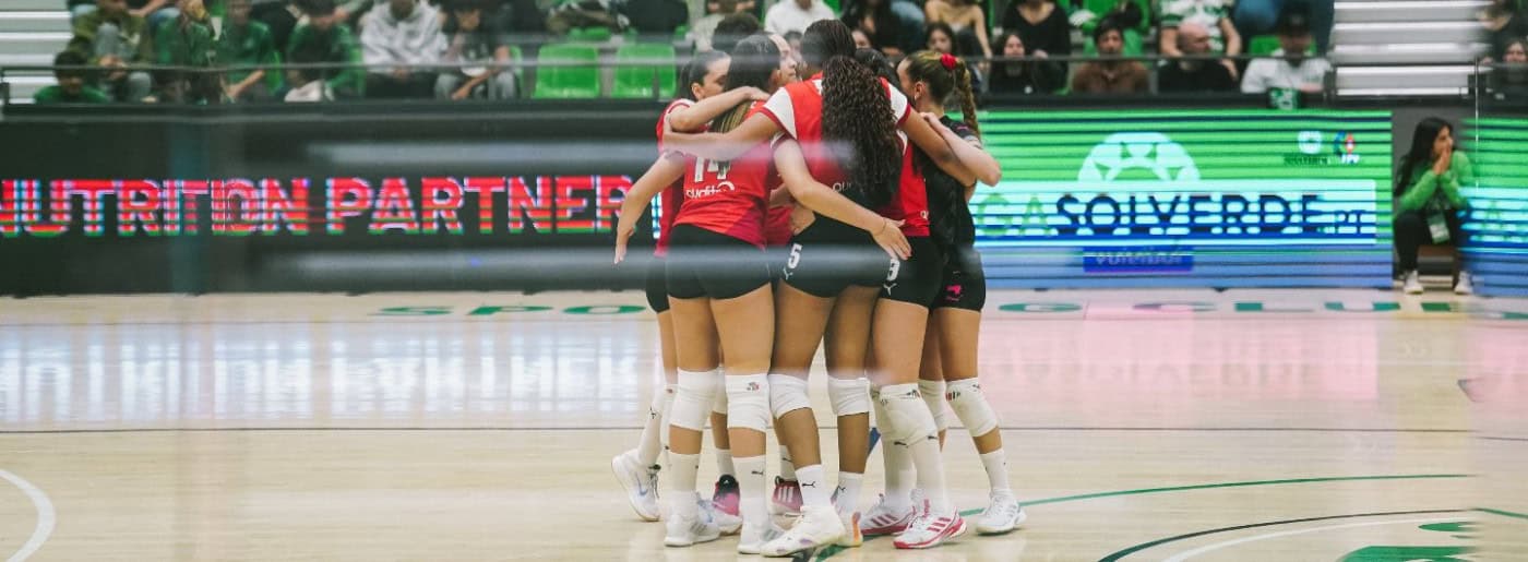 Voleibol feminino. SC Braga, derrotado diante do Sporting CP, adia decisão da meia-final para o quinto jogo