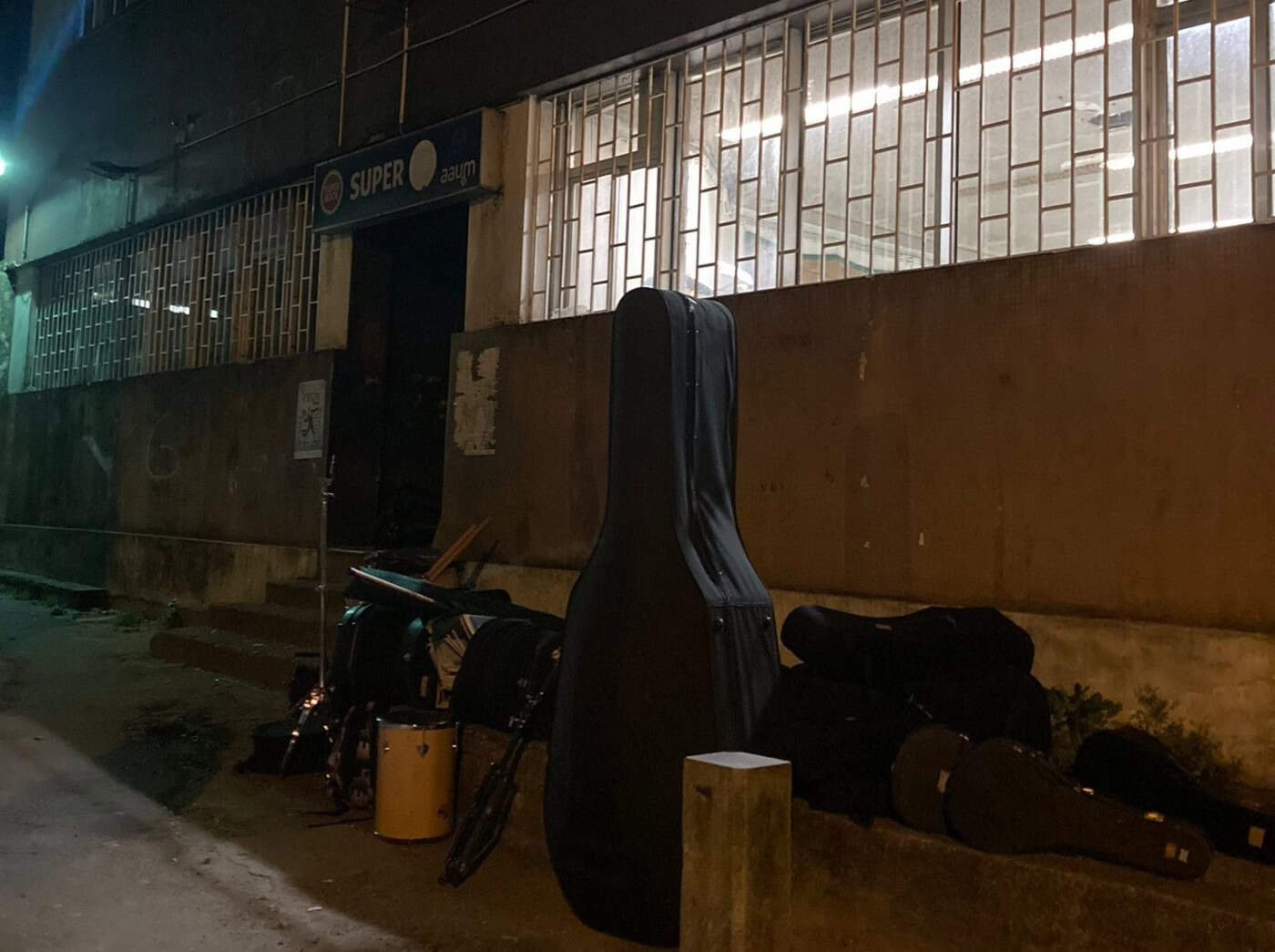 Grupos culturais retiram instrumentos de salas de ensaio na sede da AAUMinho