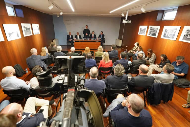 Praça do Município. Comentadores sem grandes elogios ao trabalho do Quadrilátero Urbano