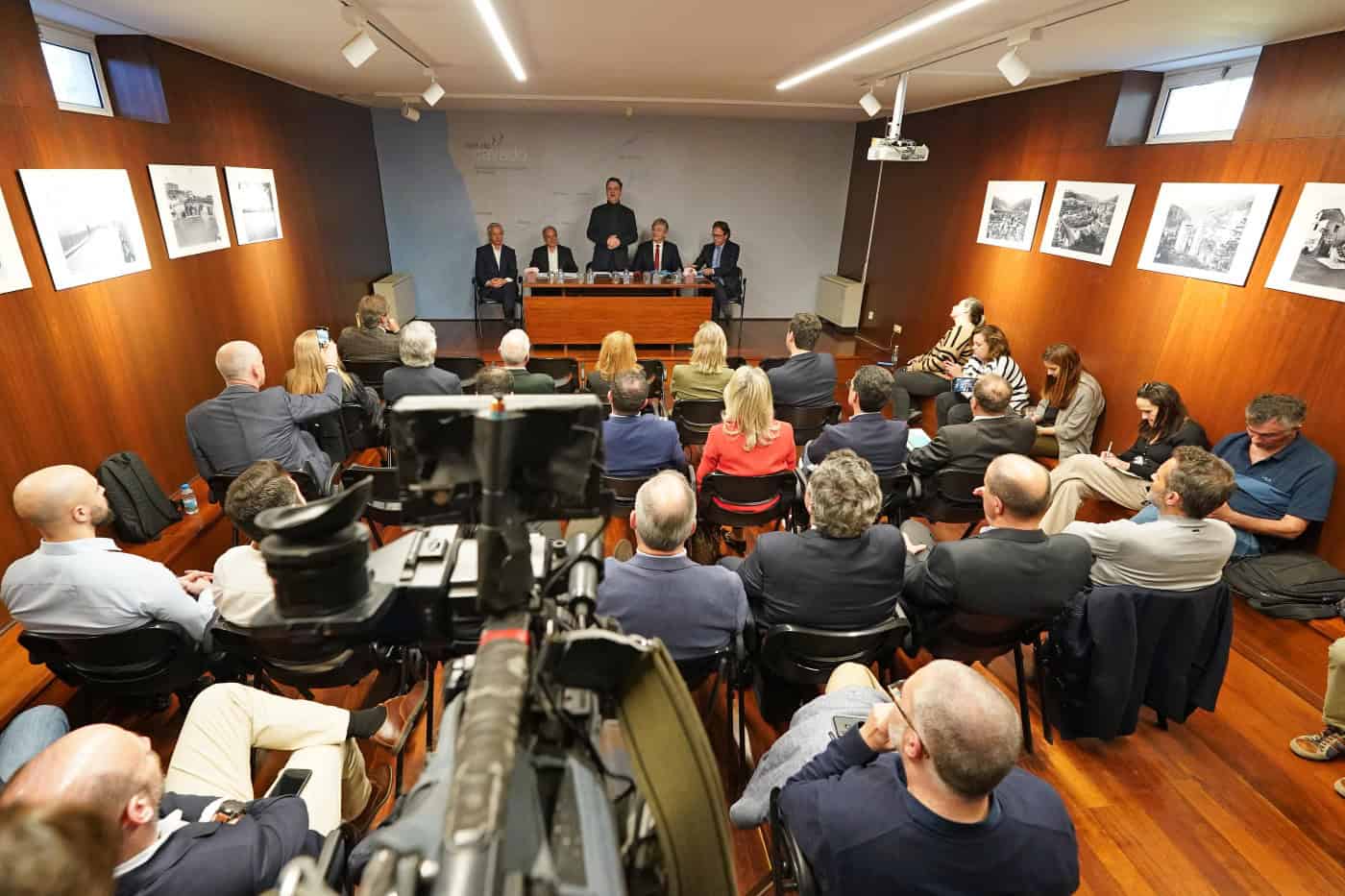 Praça do Município. Comentadores sem grandes elogios ao trabalho do Quadrilátero Urbano