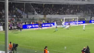 Benfica é mais eficiente, derrota Vitória SC e segue colado ao Sporting