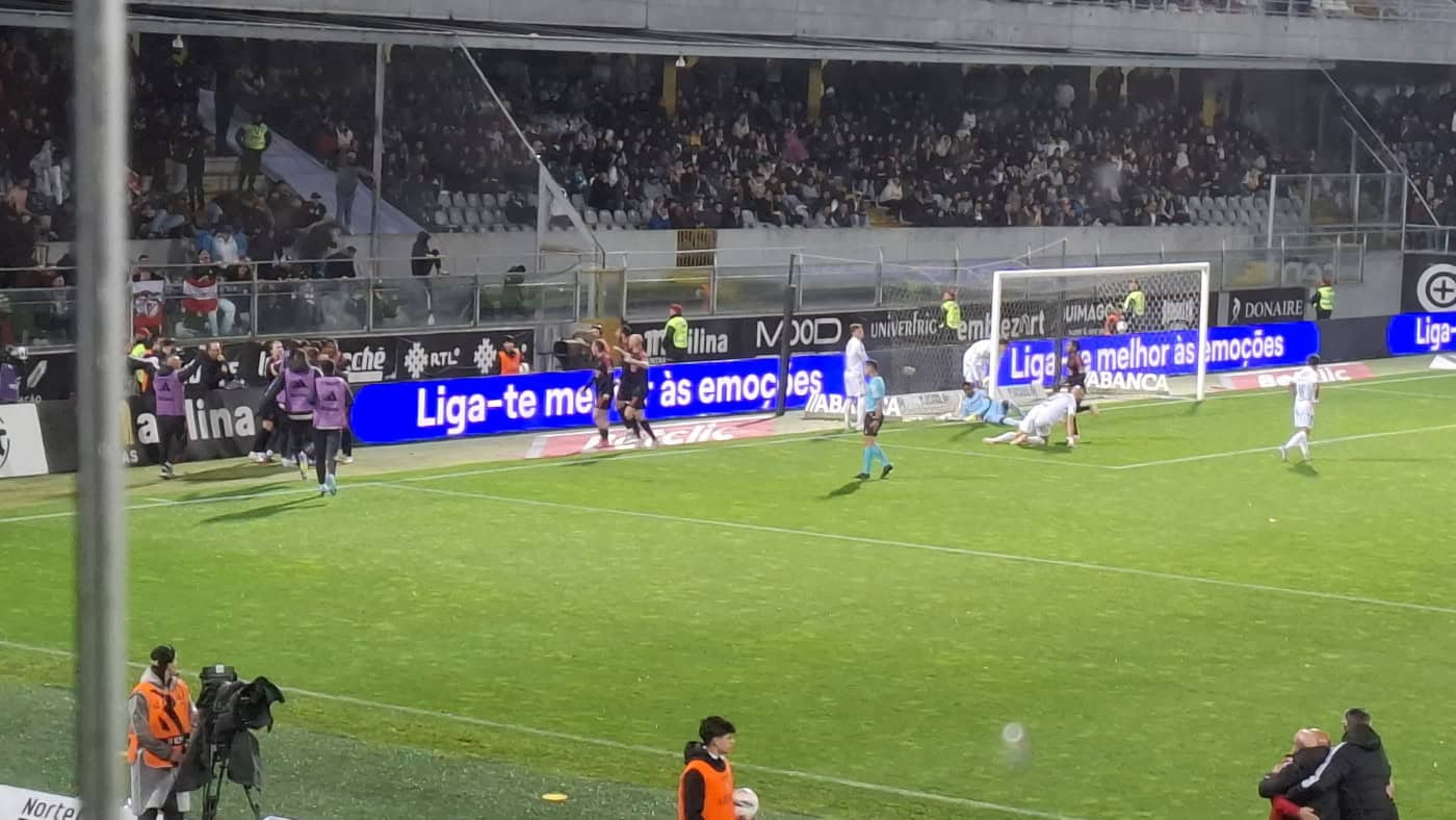 Benfica é mais eficiente, derrota Vitória SC e segue colado ao Sporting