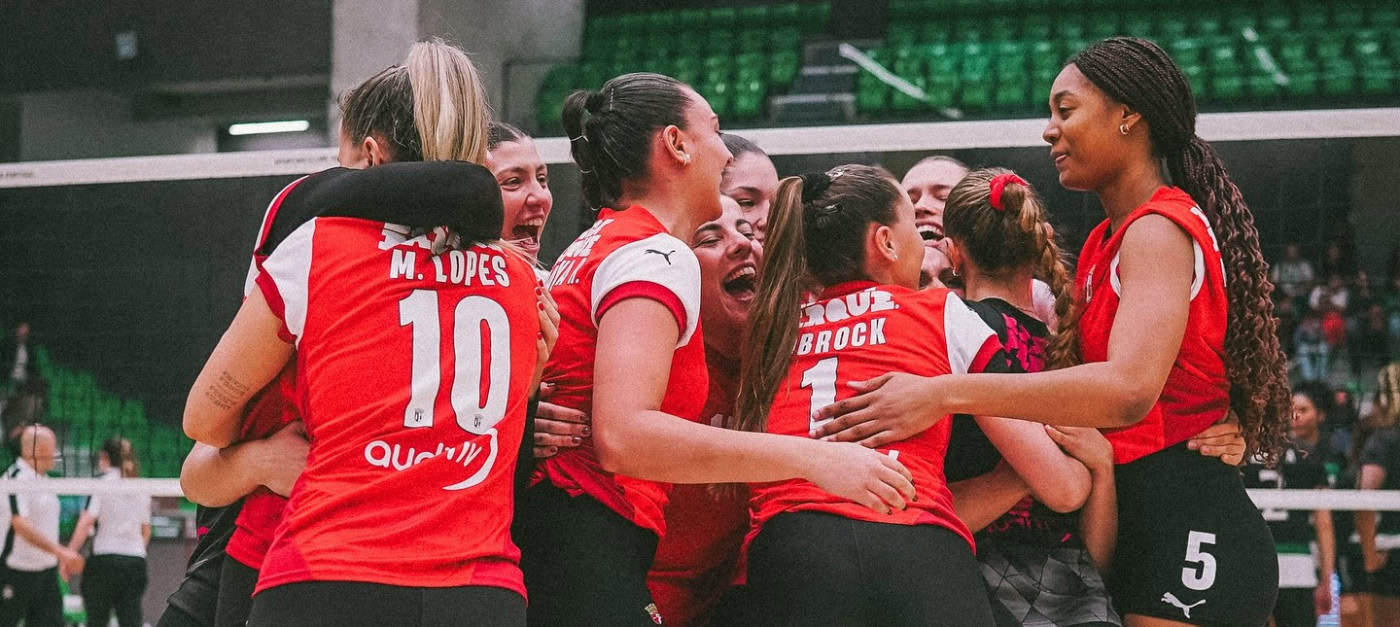 Equipa de voleibol feminino do SC Braga vence na Luz e adianta-se na luta pelo título