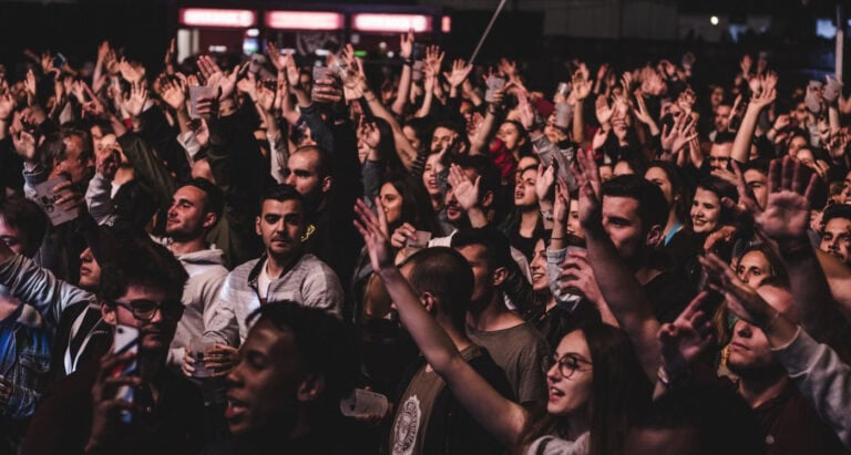 AAUMinho apresenta cartaz, tema e site do Enterro da Gata 2025 esta quarta-feira