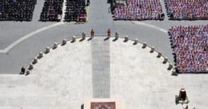 Pelo menos 400 mil pessoas participaram hoje no funeral de Francisco&nbsp;