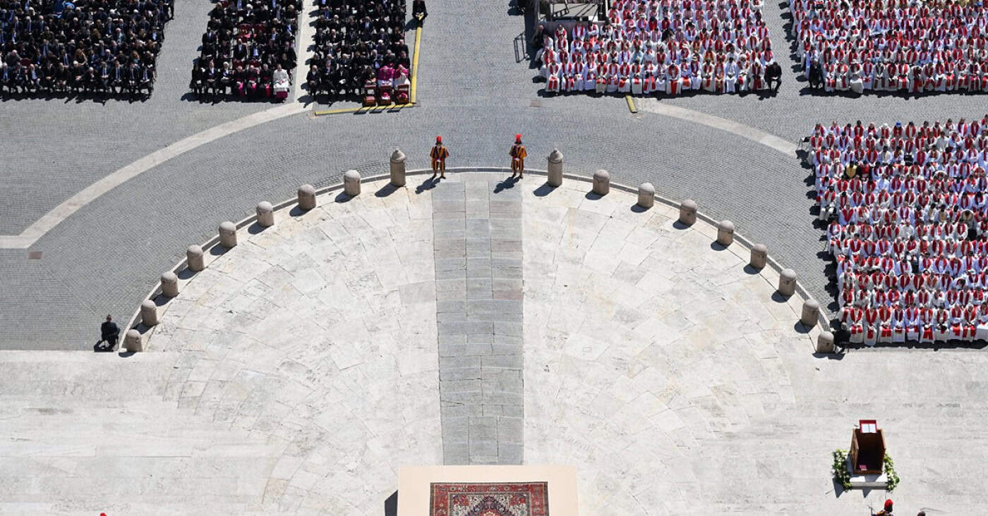 Pelo menos 400 mil pessoas participaram hoje no funeral de Francisco&nbsp;