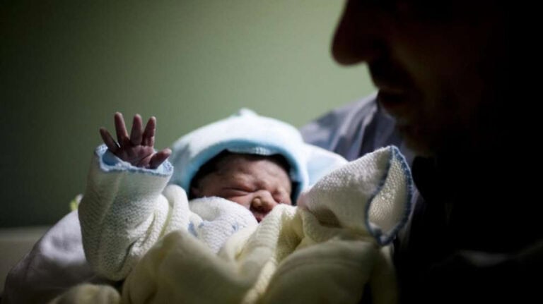 Portugal regista menos nascimentos em 2024 e um terço dos bebés são filhos de mães estrangeiras&nbsp;