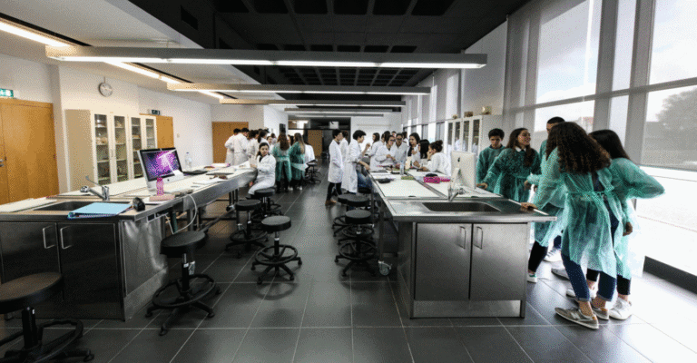 Estudantes de Medicina preocupados com degradação de condições de ensino