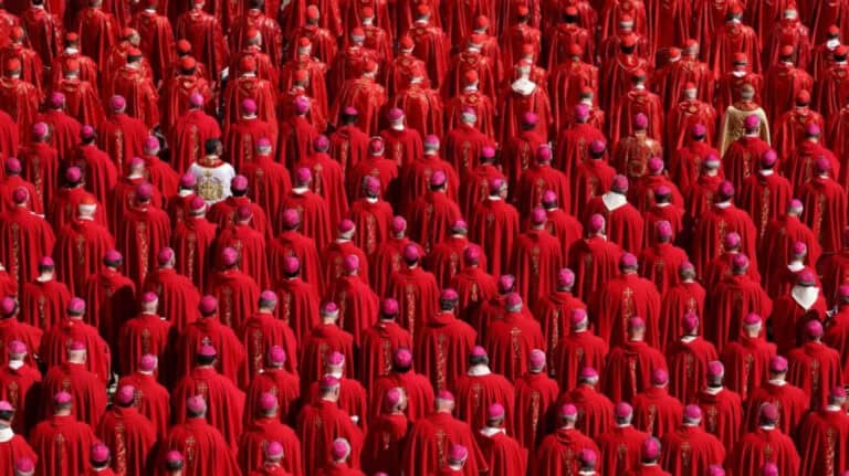 Começou o Conclave. Cardeais reunidos na Capela Sistina para eleger novo Papa