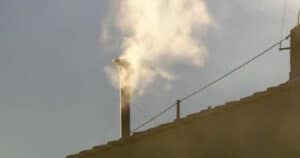 'Habemus Papam': fumo branco anuncia que novo papa foi escolhido