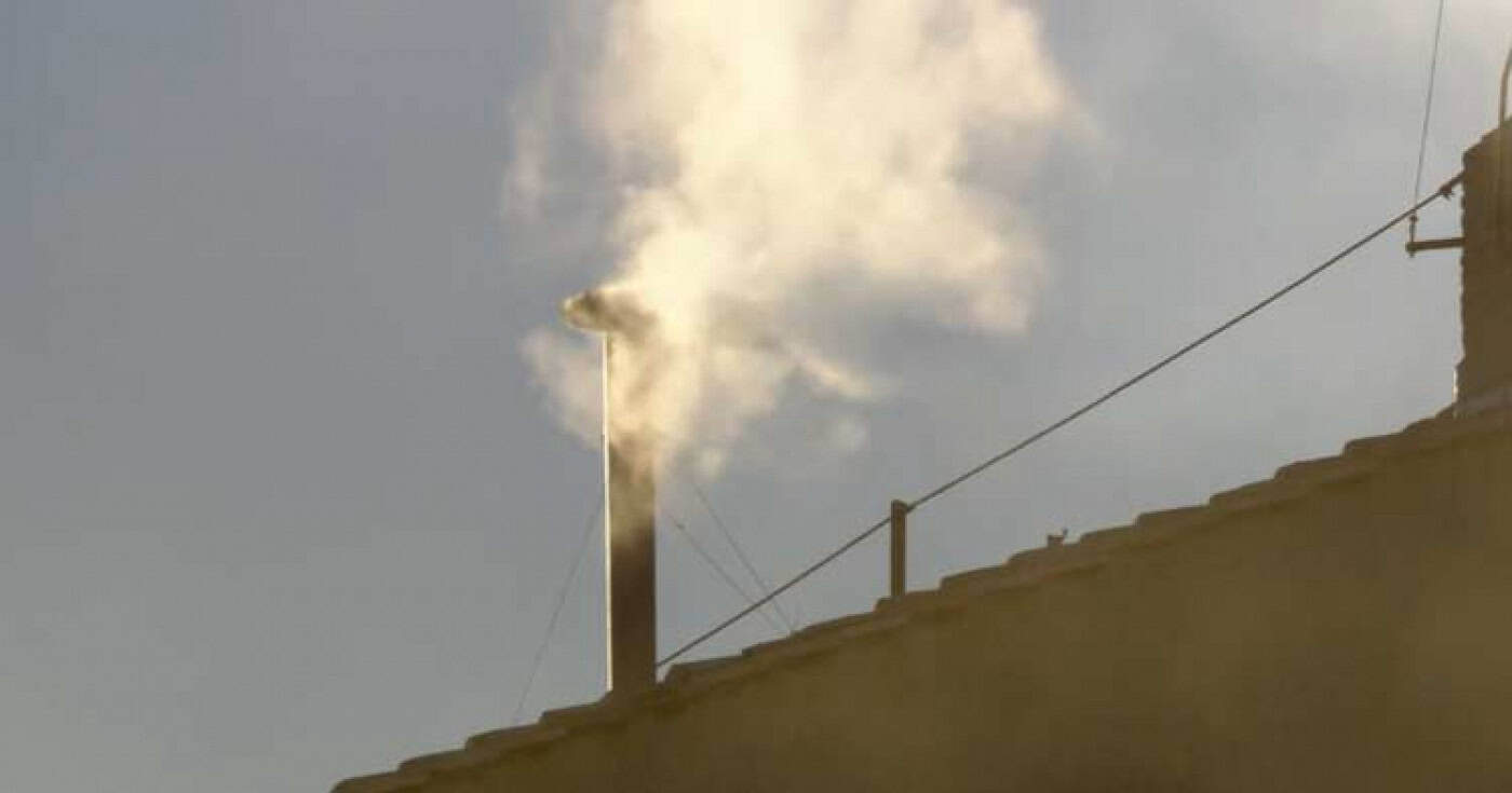 'Habemus Papam': fumo branco anuncia que novo papa foi escolhido