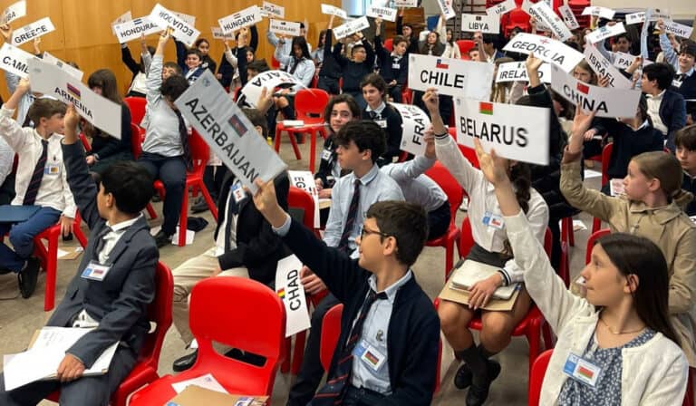 Alunos do CLIB debatem temas da atualidade internacional em sessão inspirada na ONU