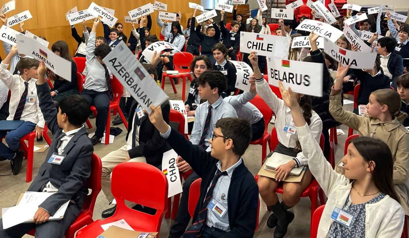 Alunos do CLIB debatem temas da atualidade internacional em sessão inspirada na ONU