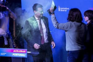 Rui Rocha atingido com tinta verde durante comício em Lisboa&nbsp;