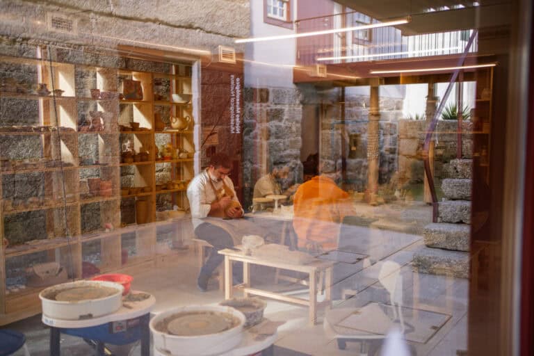 Experimentação e criatividade com três semanas dedicadas a cerâmica em Guimarães