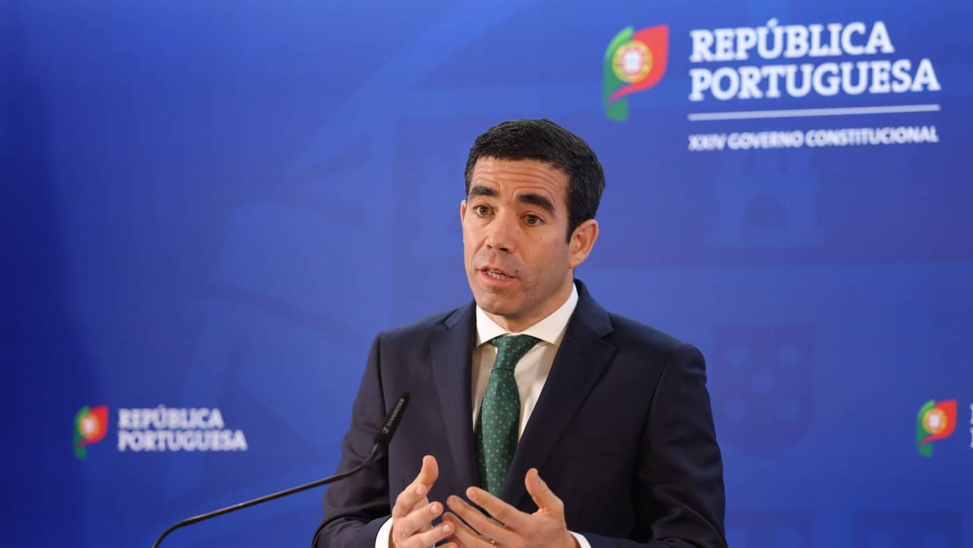 Buscas da PJ envolvem empresa com ligações a cunhado e irmão do ministro Leitão Amaro