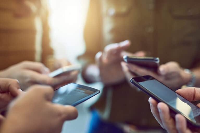 Vamos refletir sobre o tempo que passamos online no telemóvel?