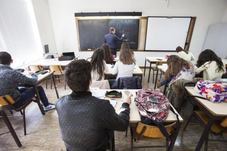 Mais de 21 mil professores colocados, seis mil com lugar nos quadros