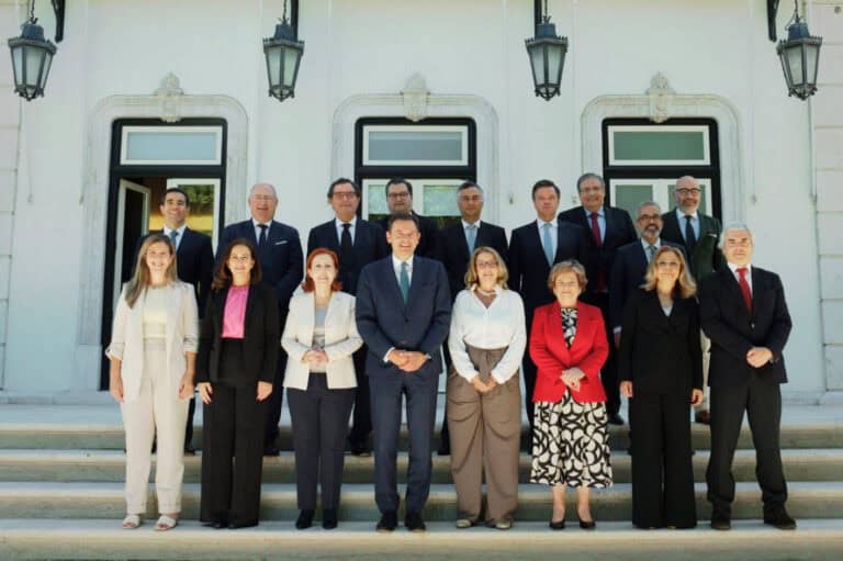 Governo quer “planos de investimento públicos e em PPPs em residências”