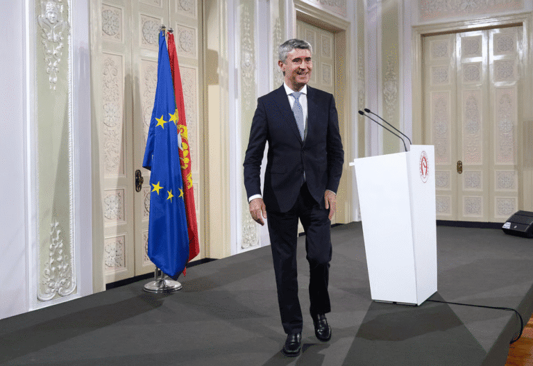 Carneiro assume liderança do PS com “honra e responsabilidade” e promete partido de valores