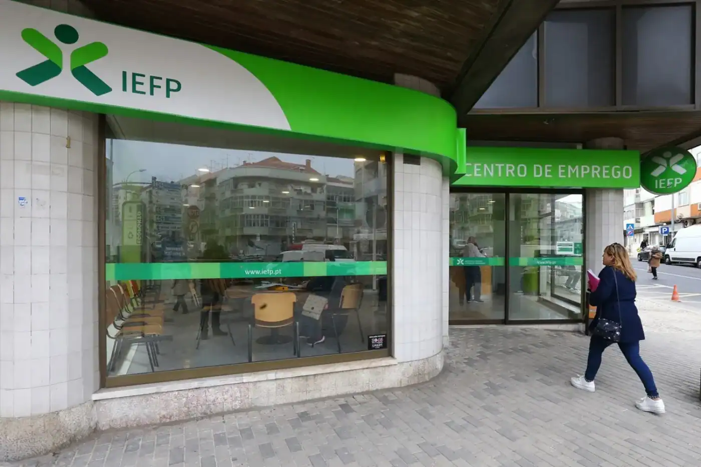 Taxa de desemprego desce para 6,3% em maio