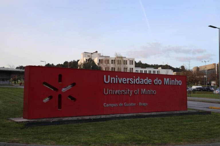 Universidade do Minho garante que 90% dos alunos de dois mestrados concluiram formação