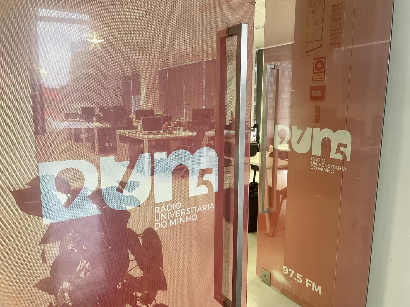 RUM celebra 36 anos de emissões legais com programas ao vivo no Café-Concerto RUM by Mavy