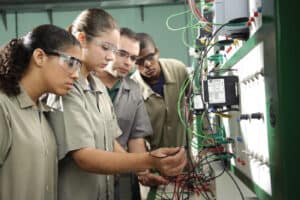 Mais de 70% dos alunos do profissional conseguem emprego um a dois anos depois de acabarem o curso