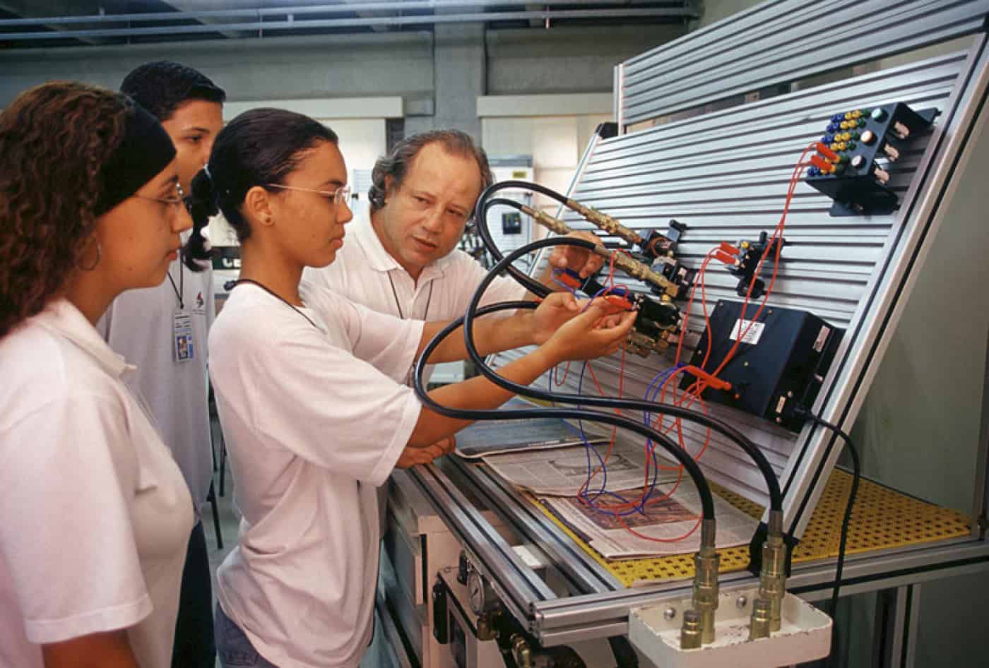 Mais de 70% dos alunos do ensino profissional conseguem emprego no prazo de 2 anos