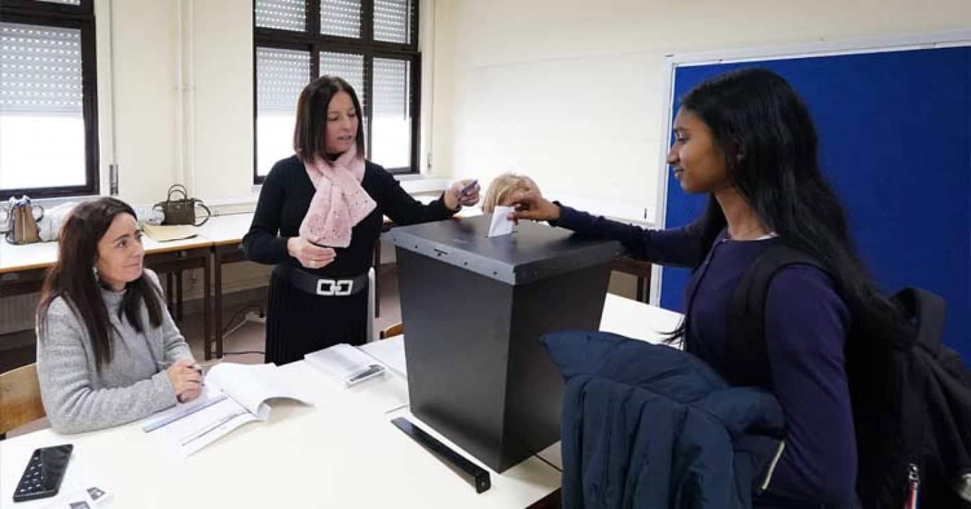 Salas de aluno e caixas inteligentes para guardar as bolas entre as ideias do OPE