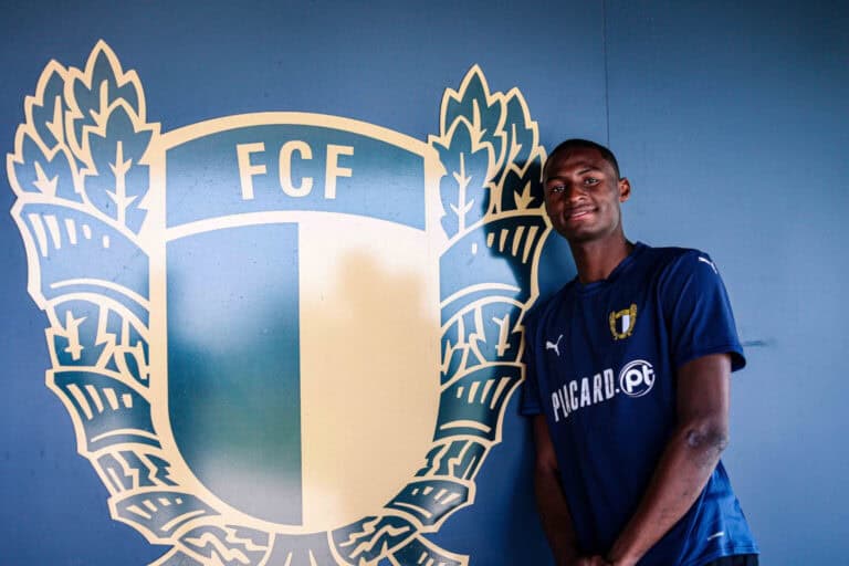 Umar Abubakar oficializado no FC Famalicão