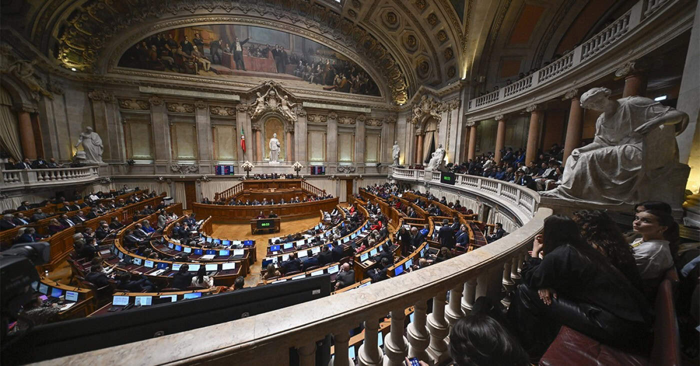 Descida do IRS em 2025 aprovada em votação final global