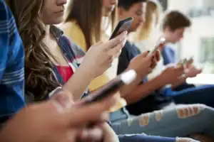 Seis em cada 10 jovens passam em média 4 ou mais horas por dia na Internet