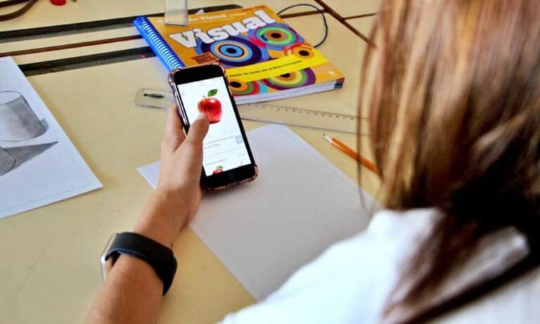 Maioria dos professores contra telemóveis no recreio até ao 12.º ano