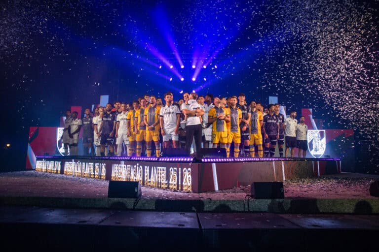 Vitória SC apresenta plantel de 29 jogadores com nove reforços