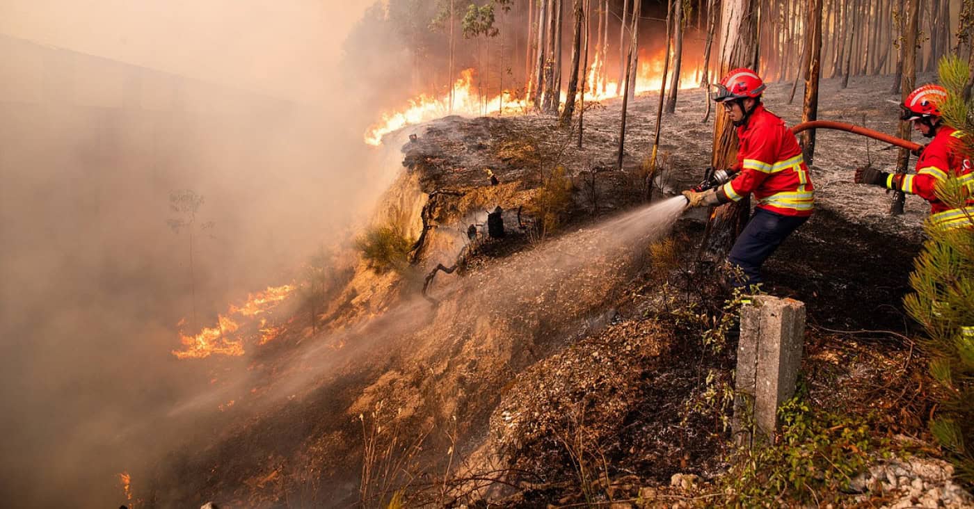 Mais de 380 operacionais ainda combatem as chamas em Ponte da Barca