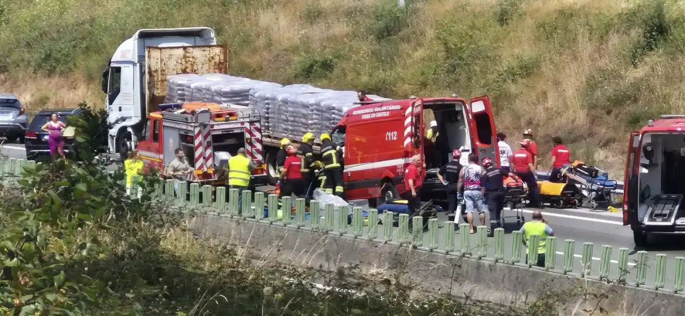 Três feridos graves em colisão entre ambulância e camião na A28 em Esposende&nbsp;