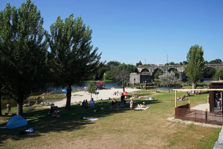 Prais fluviais de Braga contam com fraldários para adultos e&nbsp;mesas informativas em braille