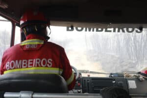 Mais de 110 bombeiros feridos nas últimas três semanas