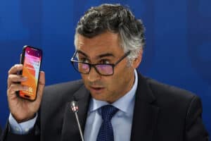 Ministro diz que aceitaria demissão do reitor da Universidade do Porto, que acusa de mentir