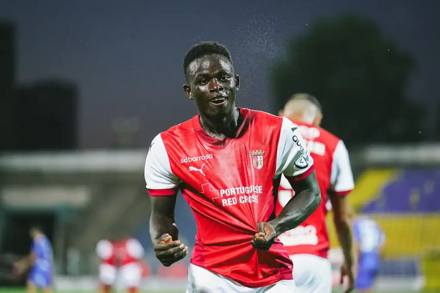 Roger rende ao SCB mais de 32ME. Jogador despede-se de "verdadeira família"