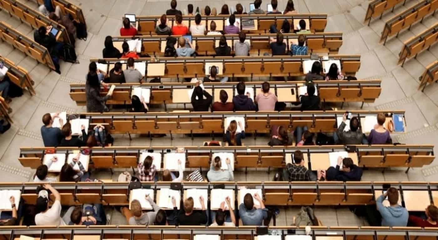 Mais de 80% dos trabalhadores com ensino superior têm salário acima da média