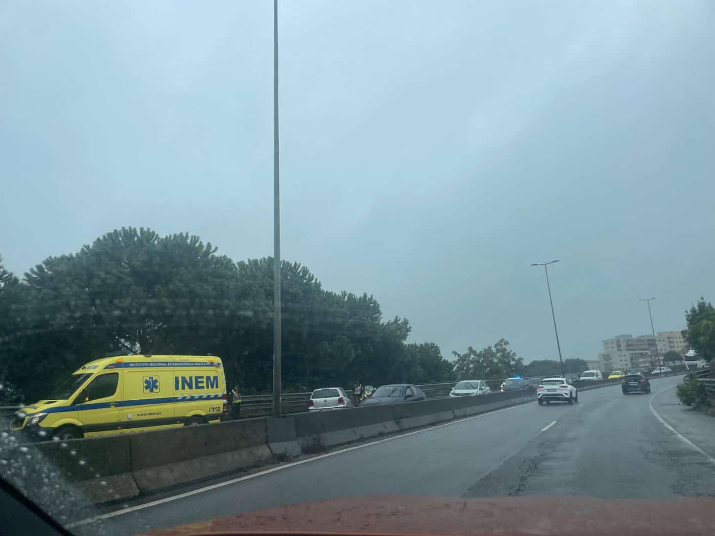 Acidente na Avenida António Macedo está a congestionar o trânsito