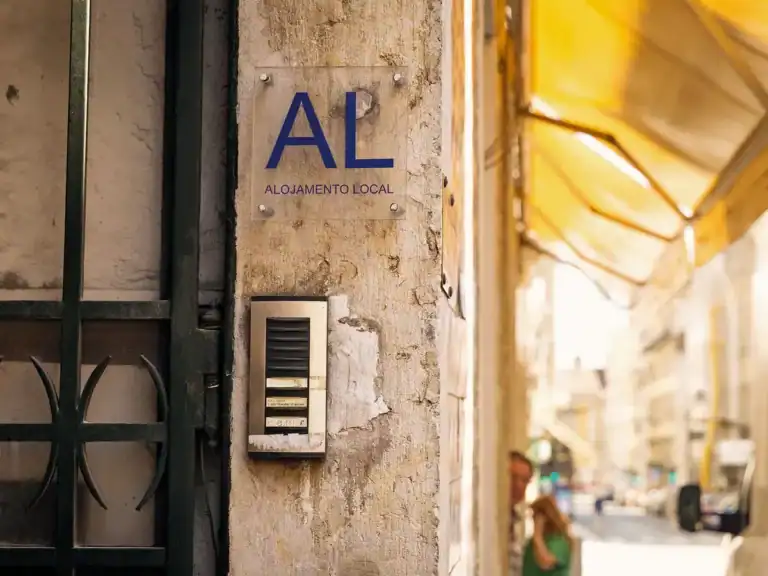 Bruxelas propõe limites ao alojamento local para promover habitação acessível