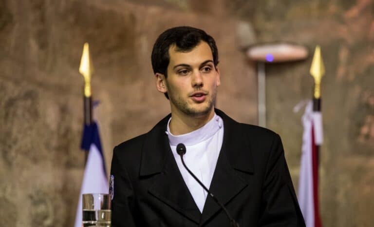 "Melhor solução é arranjar mais camas a preços controlados", lembra AAUM